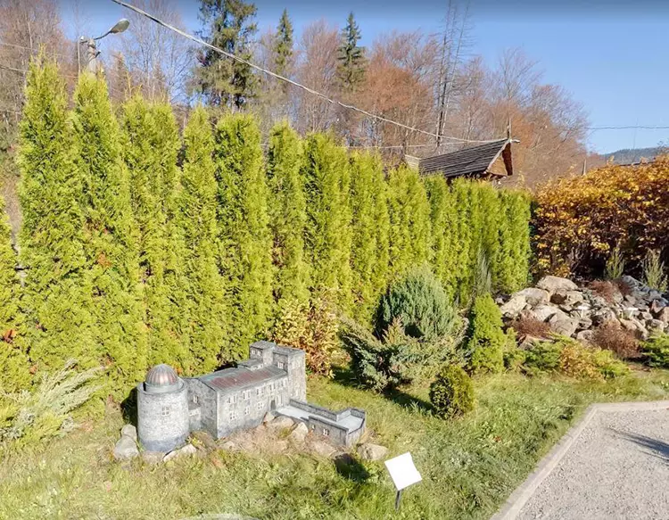 Мезей-сквер "Карпати в мініатюрі"